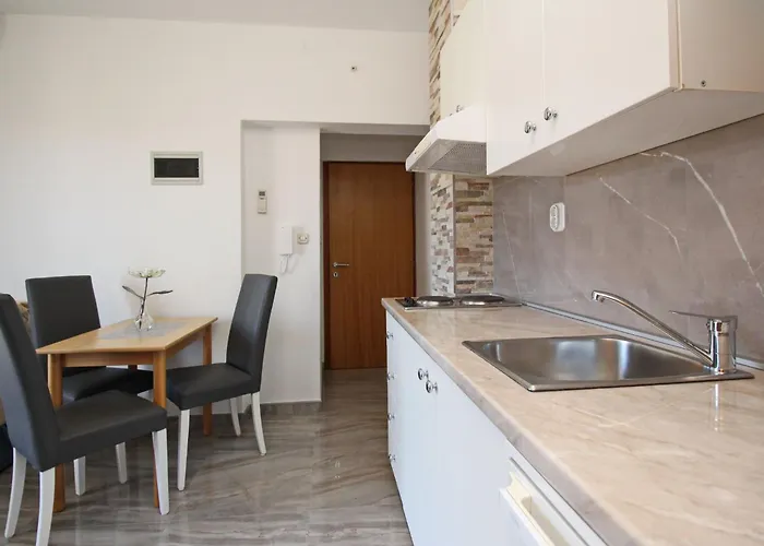 דירה Modern Eingerichtete Fuer 4 Personen- Klimatisiert- Freie Parkplatz Un By Interhome באסקה