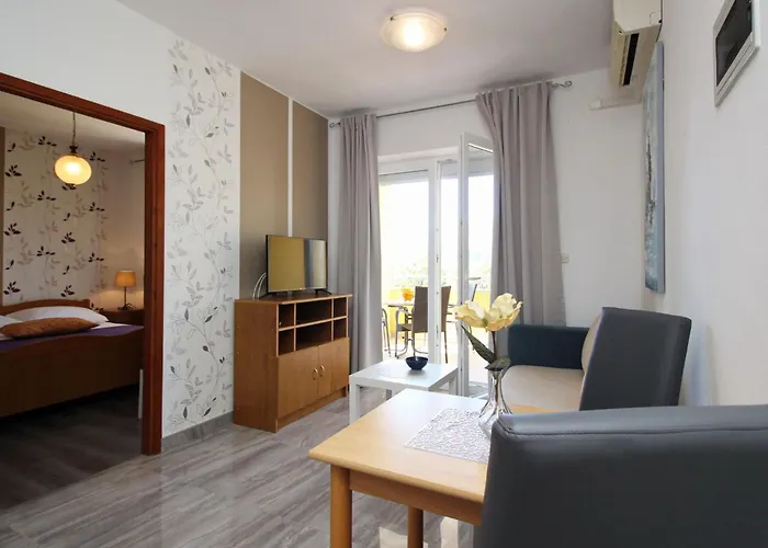 Modern Eingerichtete Fuer 4 Personen- Klimatisiert- Freie Parkplatz Un By Interhome דירה