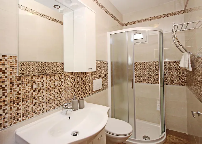 דירה Modern Eingerichtete Fuer 4 Personen- Klimatisiert- Freie Parkplatz Un By Interhome באסקה