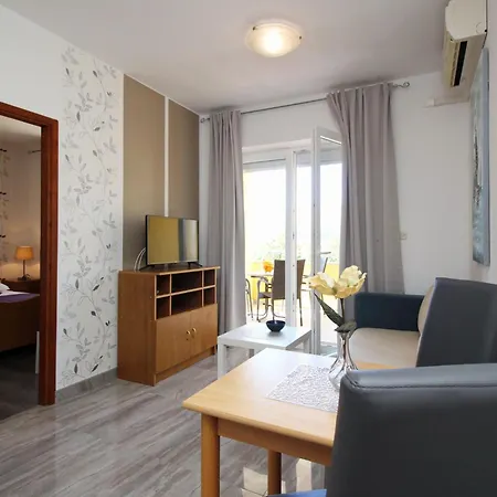 Modern Eingerichtete Fuer 4 Personen- Klimatisiert- Freie Parkplatz Un By Interhome Apartman