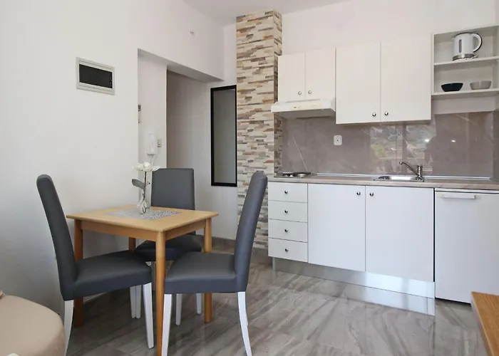 Modern Eingerichtete Fuer 4 Personen- Klimatisiert- Freie Parkplatz Un By Interhome Apartman Baska (Krk)