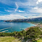 Modern Eingerichtete Fuer 4 Personen- Klimatisiert- Freie Parkplatz Un By Interhome * Baška