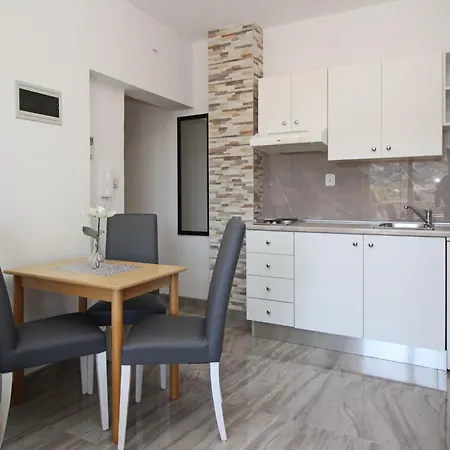 Modern Eingerichtete Fuer 4 Personen- Klimatisiert- Freie Parkplatz Un By Interhome Apartamento Baška