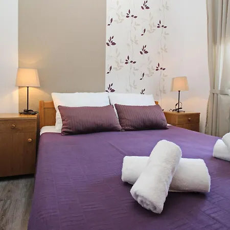 Modern Eingerichtete Fuer 4 Personen- Klimatisiert- Freie Parkplatz Un By Interhome * Baška