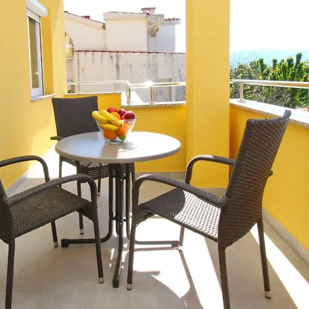 Apartman Modern Eingerichtete Fuer 4 Personen- Klimatisiert- Freie Parkplatz Un By Interhome